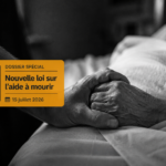 Deux mains enlacées sur un lit d'hôpital, surmontées d'un bandeau informatif sur la loi de juillet 2026.