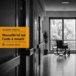 Un couloir d'hôpital calme avec un fauteuil vide près d'une fenêtre, surmonté d'un bandeau informatif sur la loi de juillet 2026.