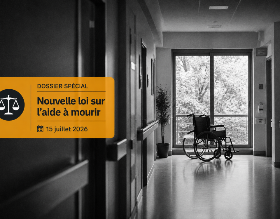 Un couloir d'hôpital calme avec un fauteuil vide près d'une fenêtre, surmonté d'un bandeau informatif sur la loi de juillet 2026.