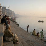 Plusieurs générations au bord du Gange à Varanasi au lever du jour.