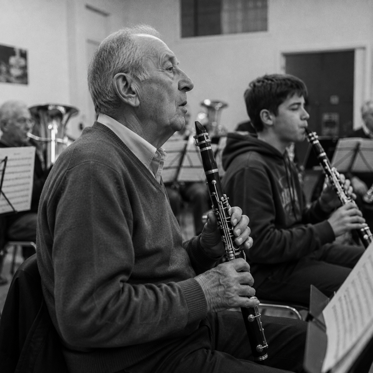 Un musicien très âgé reprend son souffle tandis qu’un adolescent s’apprête à jouer derrière lui.