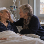 Homme gravement malade en pyjama et sous perfusion regardant son épouse dans une chambre d’hôpital.